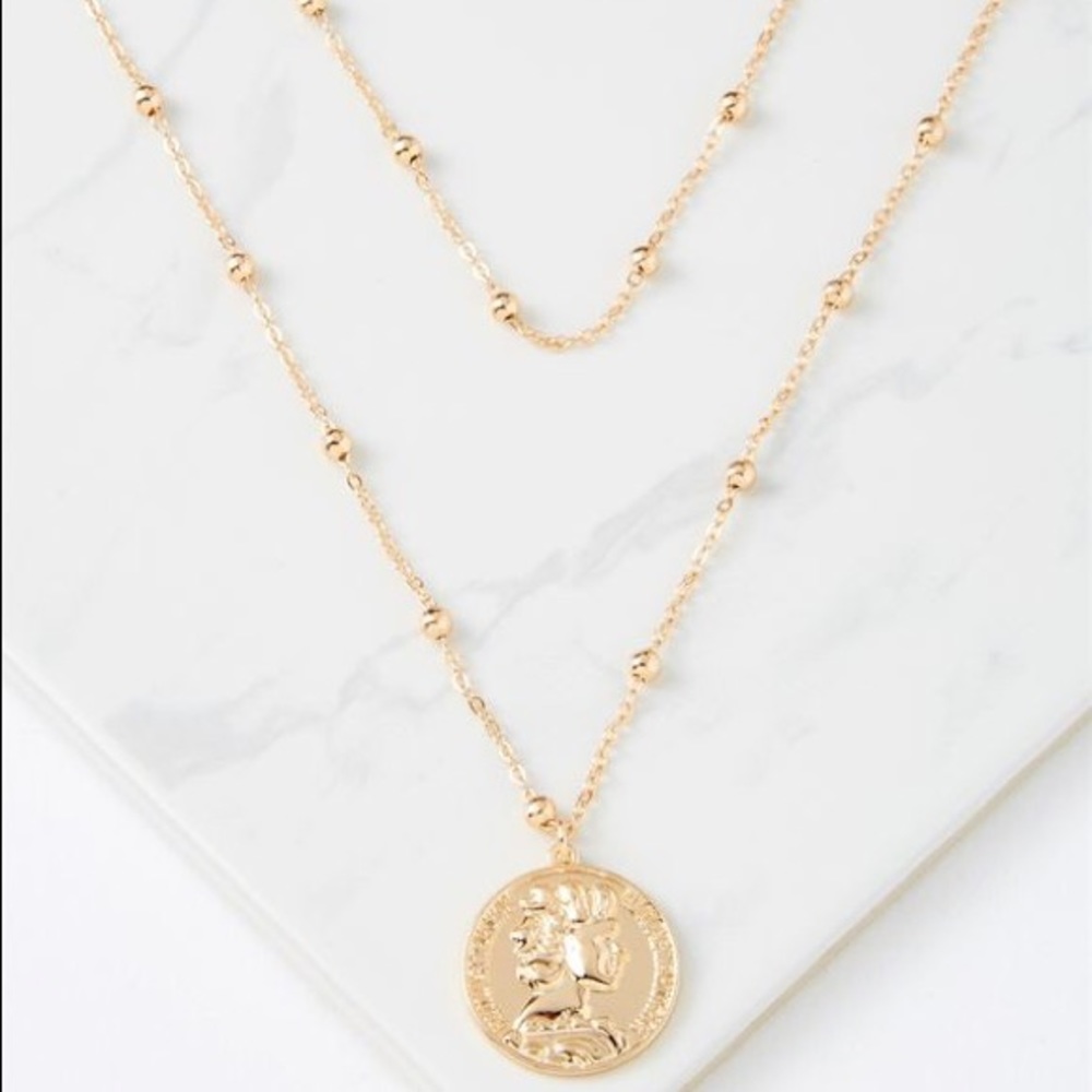 Gold pendant necklace